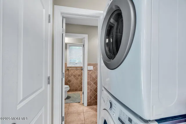a close view of utility room with washer and dryer