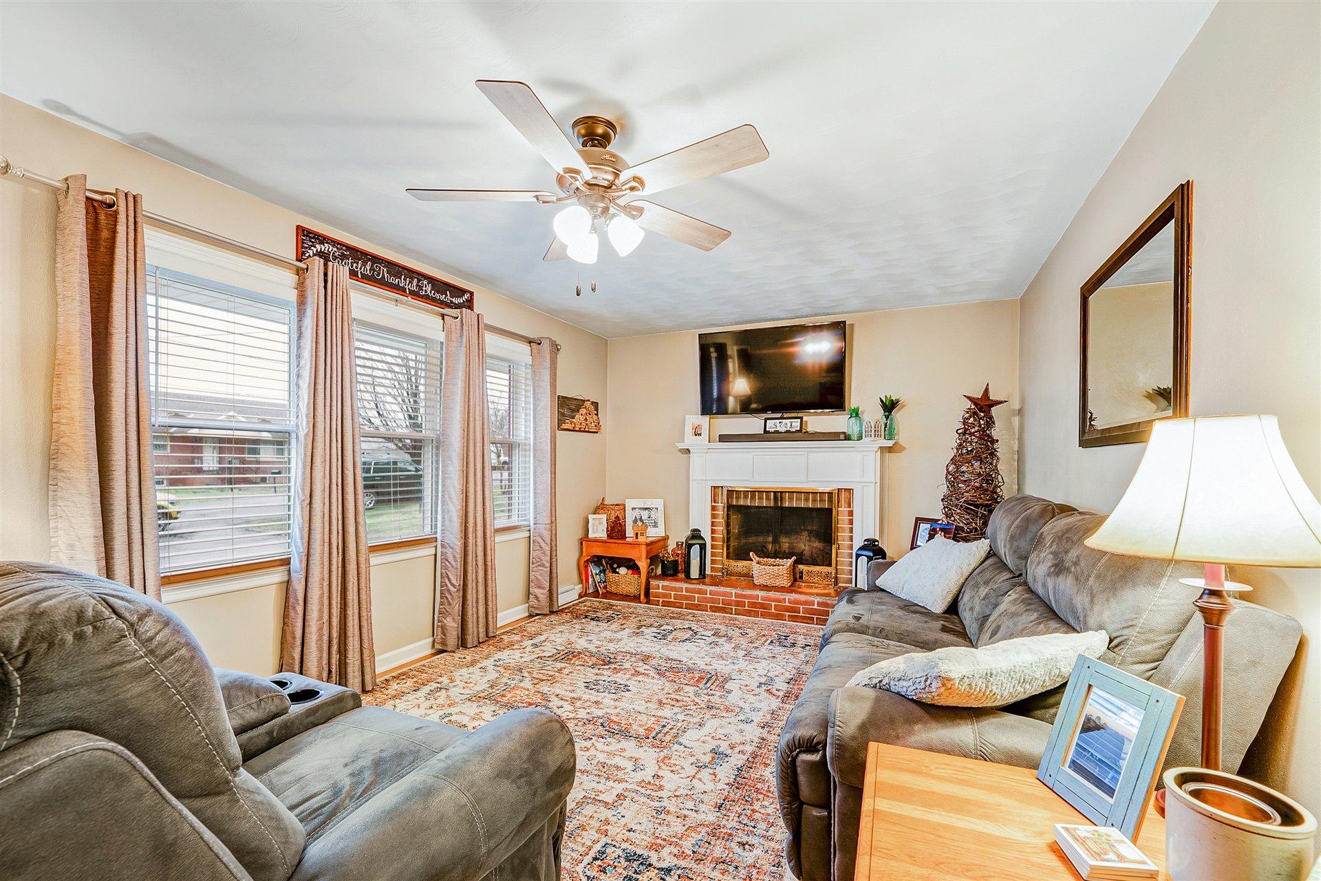 7609 Deer Branch Road Roanoke, VA 24019 - Photo 5 of 39 05-DSC00007