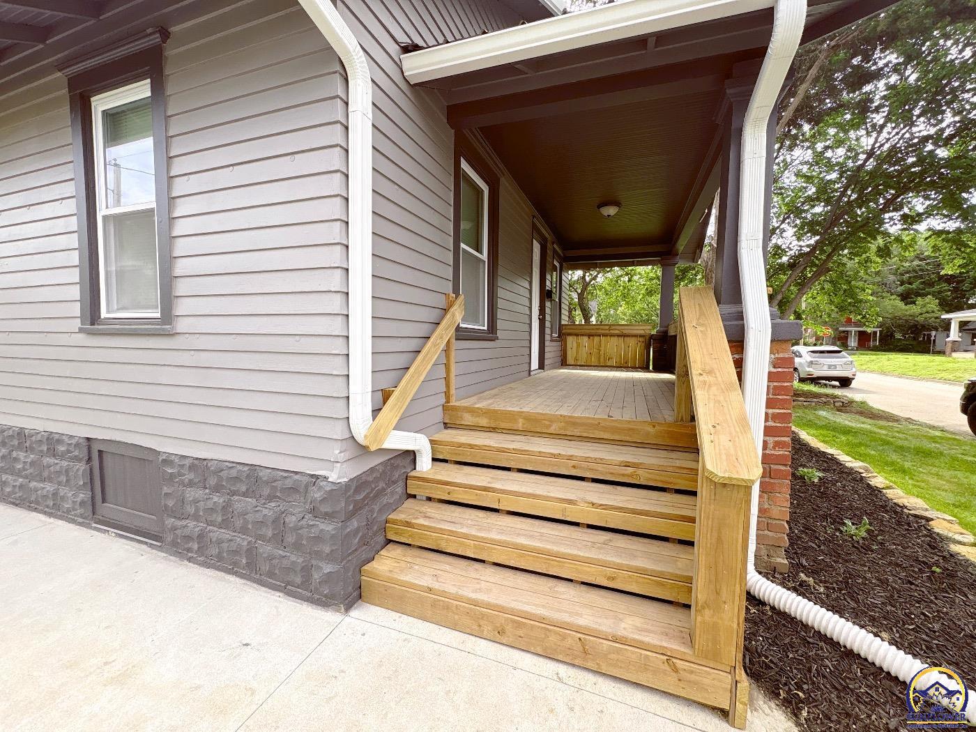 1113 Southwest Hampton Street Topeka, KS 66604 - Photo 2 of 17