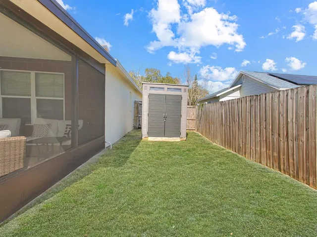 a view of a backyard