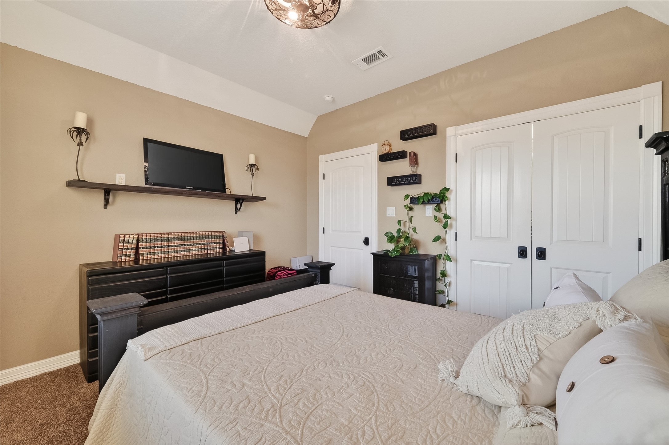 912 County Road 340 Angleton, TX 77515 - Photo 26 of 50 This cozy bedroom features warm beige walls and a double-door closet. The room is well-lit and inviting.