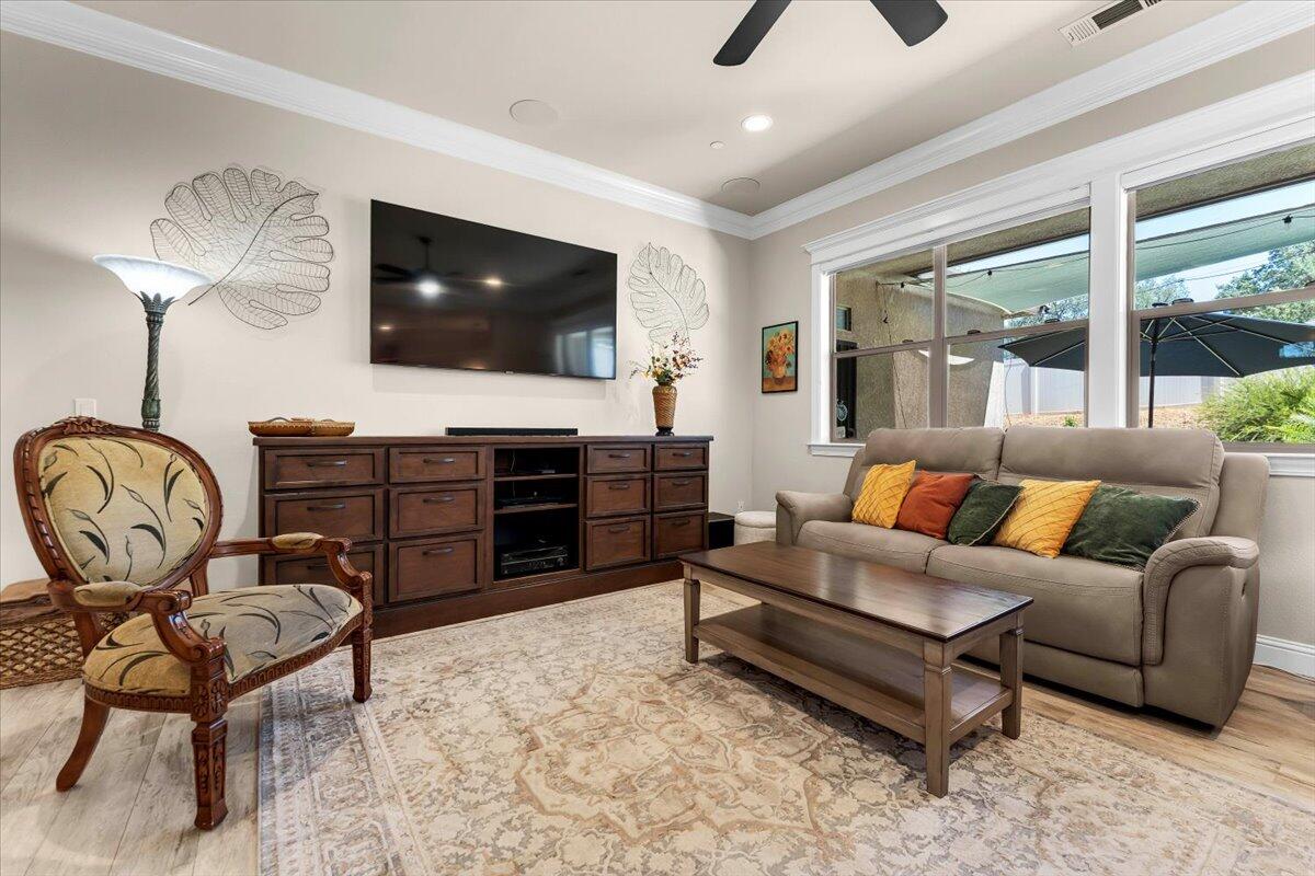5697 Constitution Way Redding, CA 96003 - Photo 8 of 87 Built in cabinetry