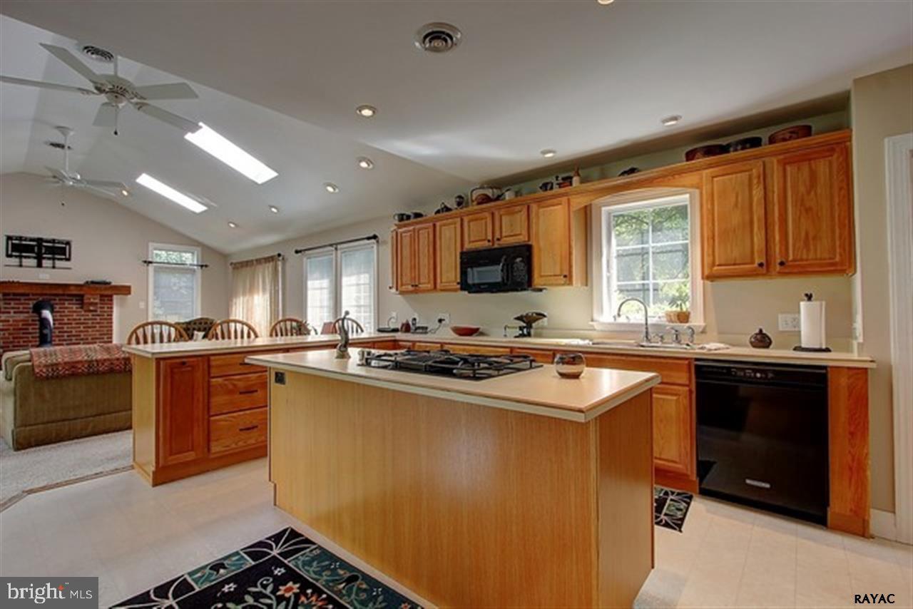 2071 Spring Street York, PA 17408 - Photo 9 of 31 Gallery Image 9