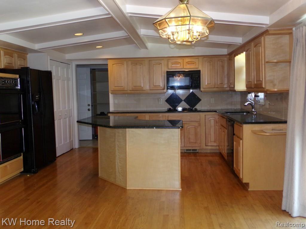 3081 Burlington Court Rochester, MI 48306 - Photo 8 of 40
