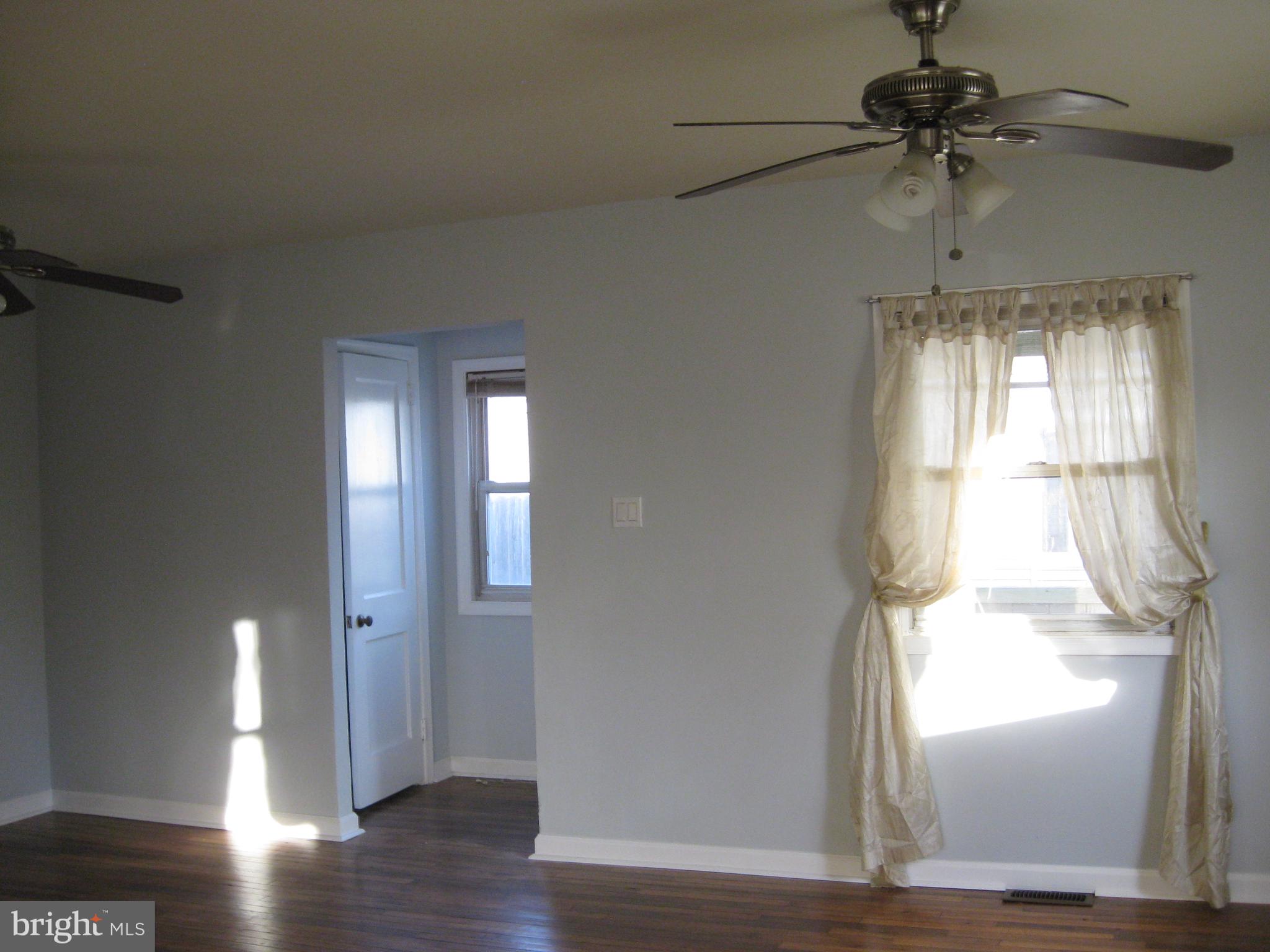 14 Lea Road New Castle, DE 19720 - Photo 2 of 21 Living room entry with coat closet