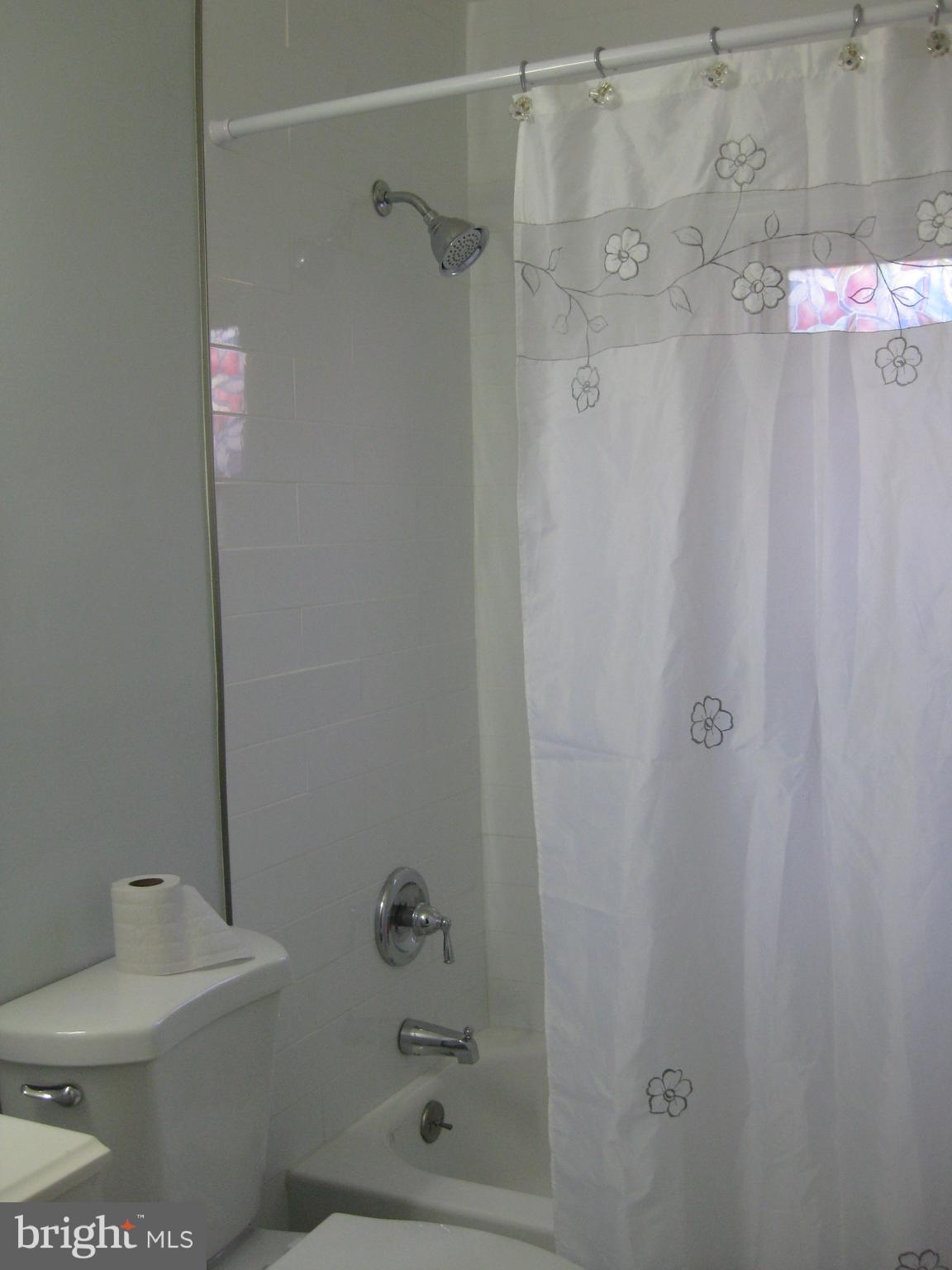 14 Lea Road New Castle, DE 19720 - Photo 16 of 21 Hall bath with tile