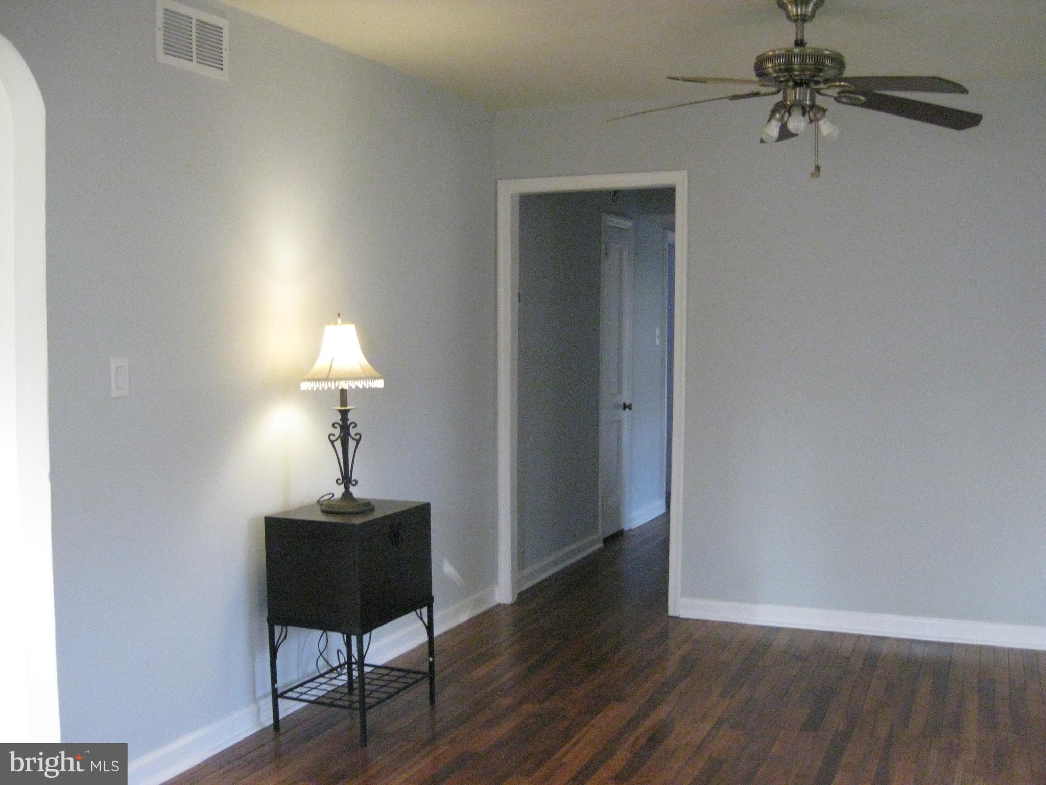 14 Lea Road New Castle, DE 19720 - Photo 4 of 21 Living room looking toward bedroom hallway