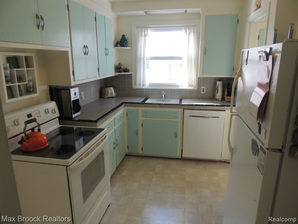 705 Lockwood Road Royal Oak, MI 48067 - Photo 2 of 9 Kitchen.jpg