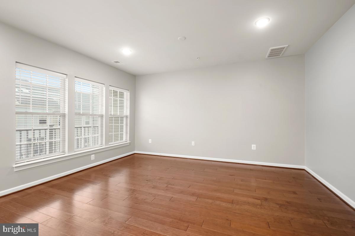 23517 Public House Road, Unit H Clarksburg, MD 20871 - Photo 17 of 49 Kitchen/Family Room