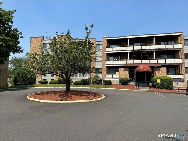 $1,850 | 157 Bull Hill Lane, Unit 201, West Haven, CT 06516