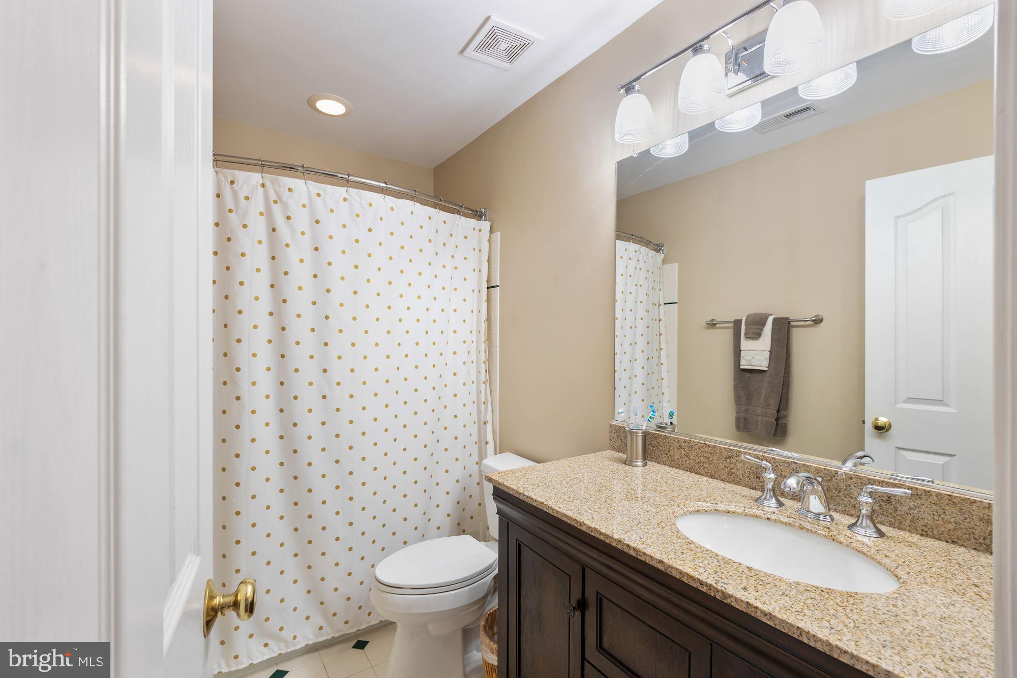 604 Glenmeade Circle Purcellville, VA 20132 - Photo 32 of 54 Upper hall full bath