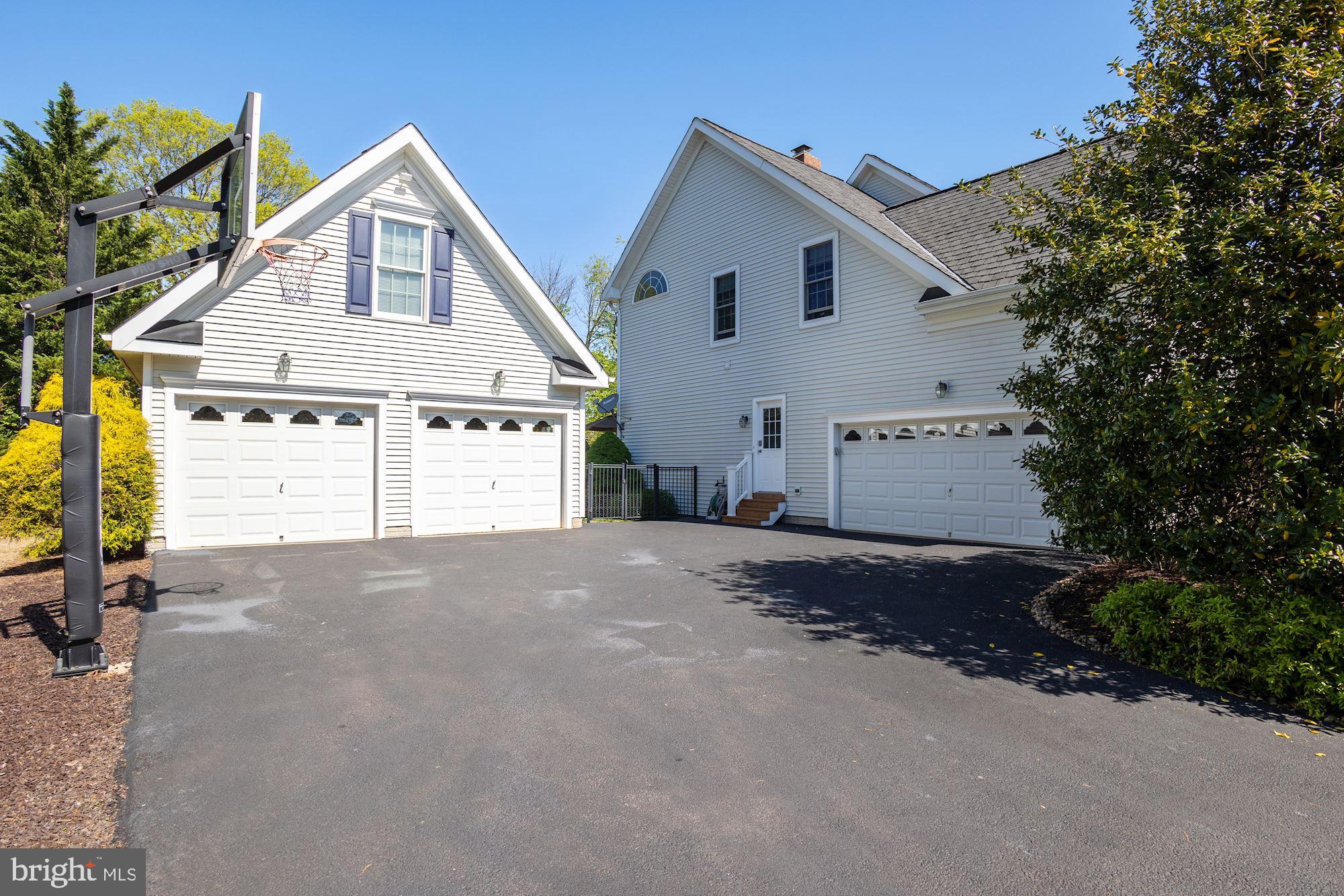 604 Glenmeade Circle Purcellville, VA 20132 - Photo 5 of 54 4 car garage