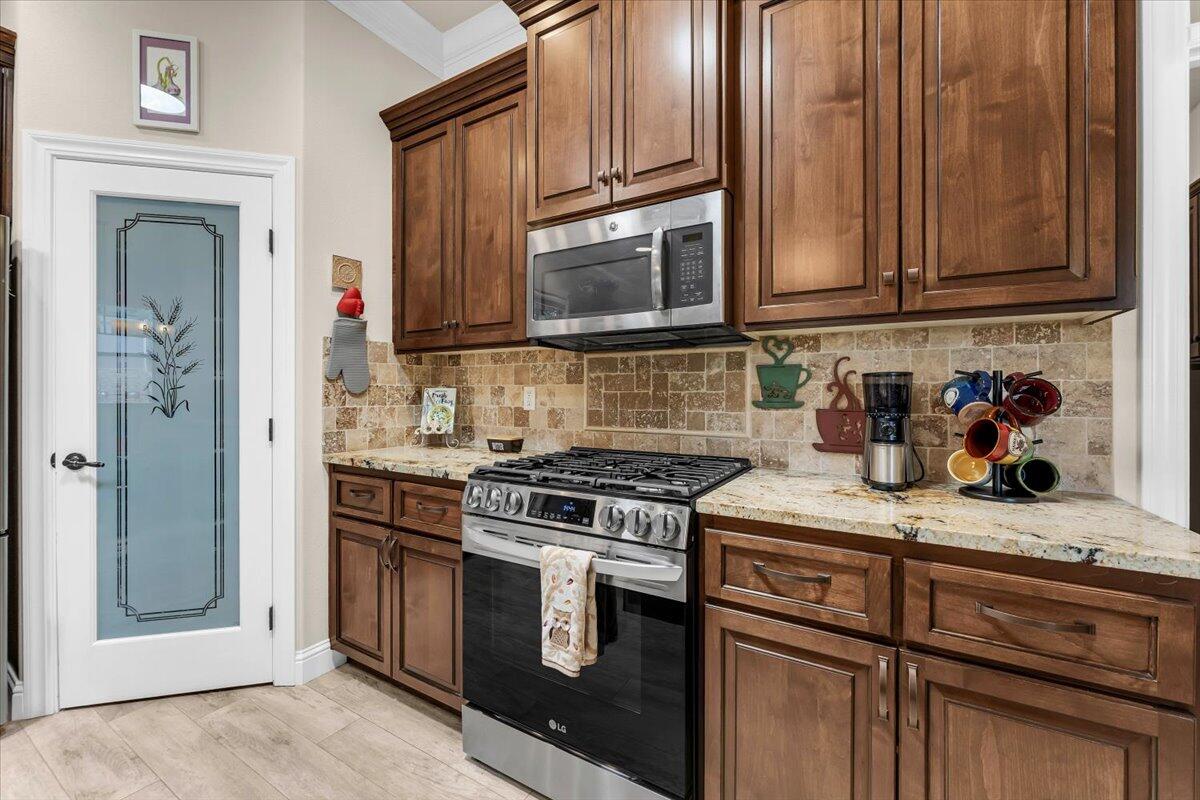 5697 Constitution Way Redding, CA 96003 - Photo 11 of 87 Gas range