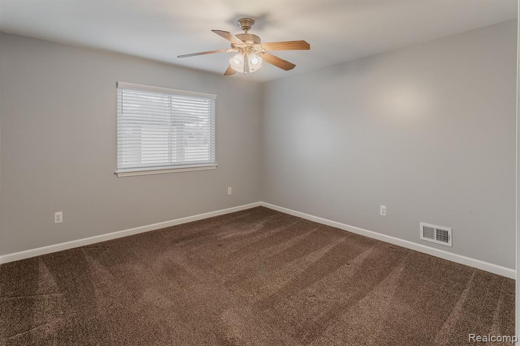 29030 Springstead Street Gibraltar, MI 48173 - Photo 18 of 23
