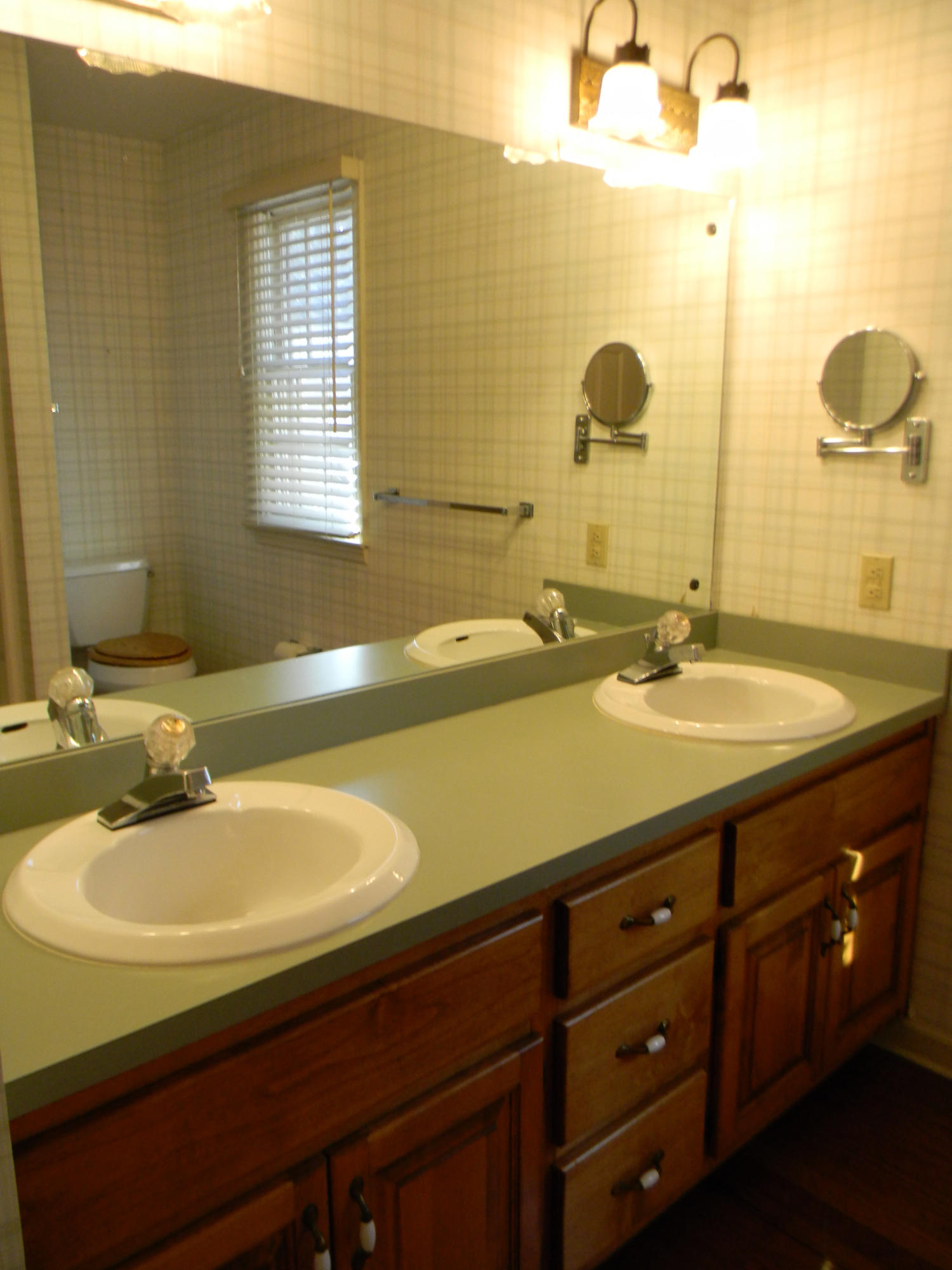 103 Crestview Lane Oak Ridge, TN 37830 - Photo 23 of 39 Bathroom upstairs Hall