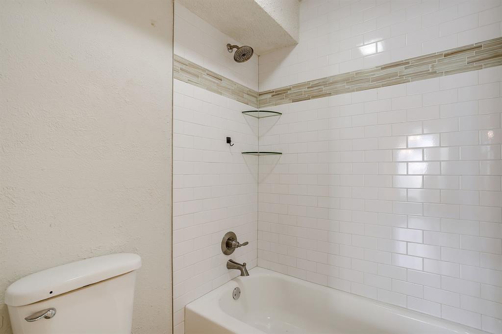 3400 Sanguinet Street, Unit RIGHT Fort Worth, TX 76107 - Photo 17 of 22 a bathroom with a bathtub and a toilet