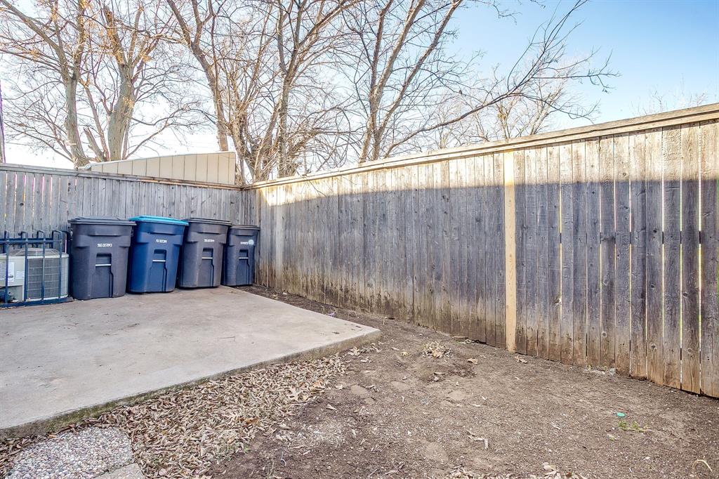 3400 Sanguinet Street, Unit RIGHT Fort Worth, TX 76107 - Photo 20 of 22 a backyard of a house