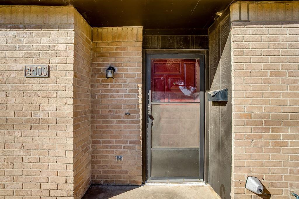 3400 Sanguinet Street, Unit RIGHT Fort Worth, TX 76107 - Photo 2 of 22 a bathroom with a shower