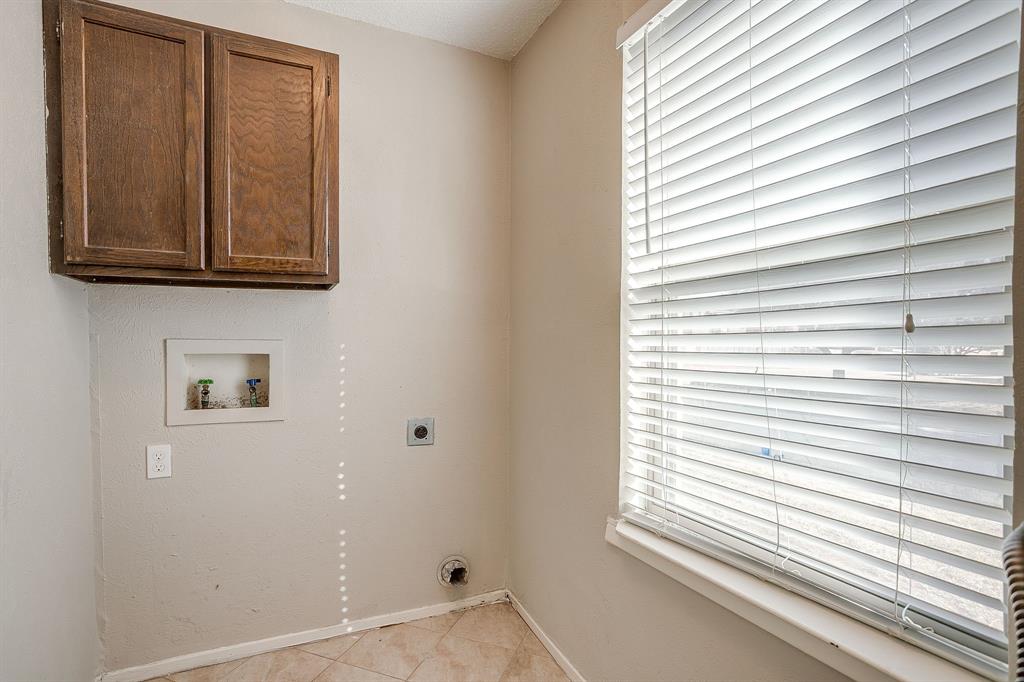 3400 Sanguinet Street, Unit RIGHT Fort Worth, TX 76107 - Photo 4 of 22 a bathroom with a window and a shower