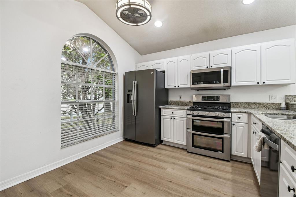 7608 Hampshire Garden Place Apollo Beach, FL 33572 - Photo 10 of 54