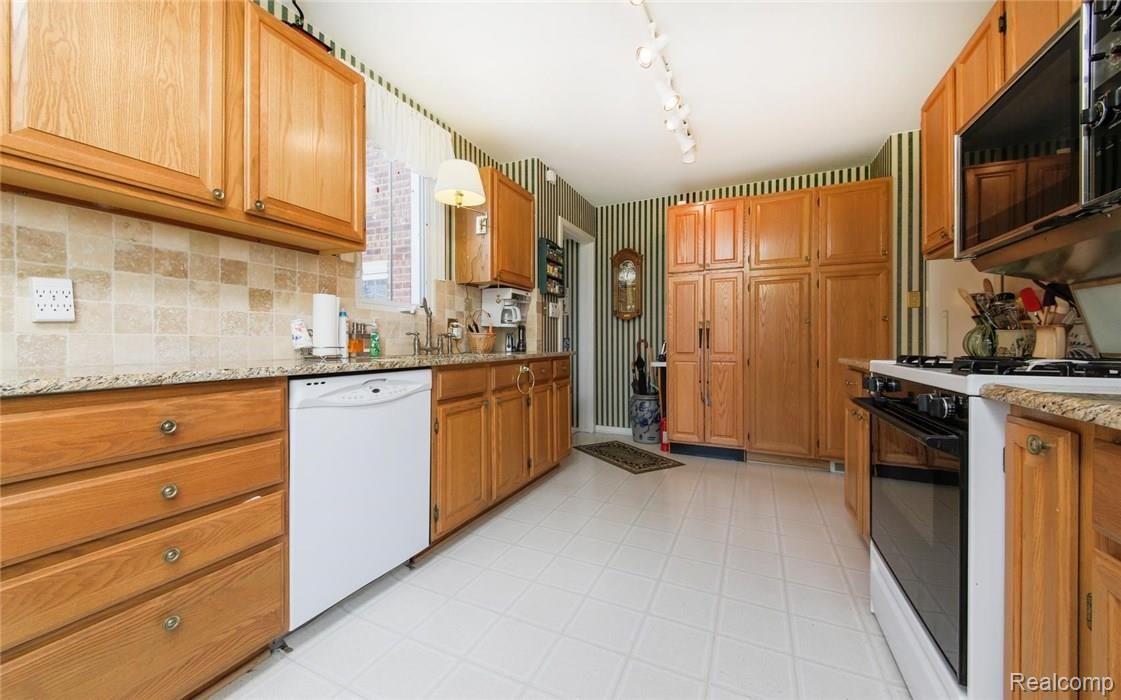 258 Kerby Road Grosse Pointe, MI 48236 - Photo 13 of 29 15-photo-web-1680x1050-212193.jpg