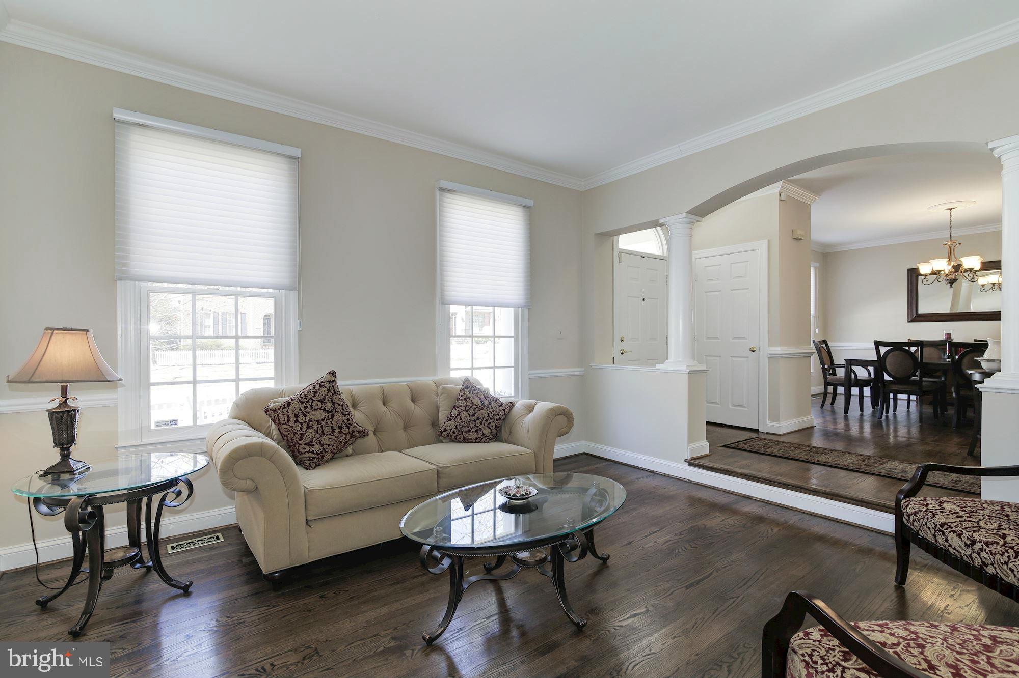 325 Tschiffely Square Road Gaithersburg, MD 20878 - Photo 4 of 30 Living Room