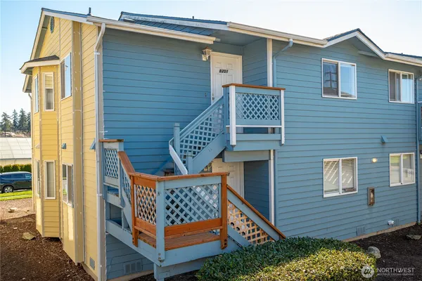 $275,000 | 537 Northeast Ellis Way, Unit B201, Oak Harbor, WA 98277