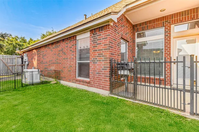 a view of entryway of a house
