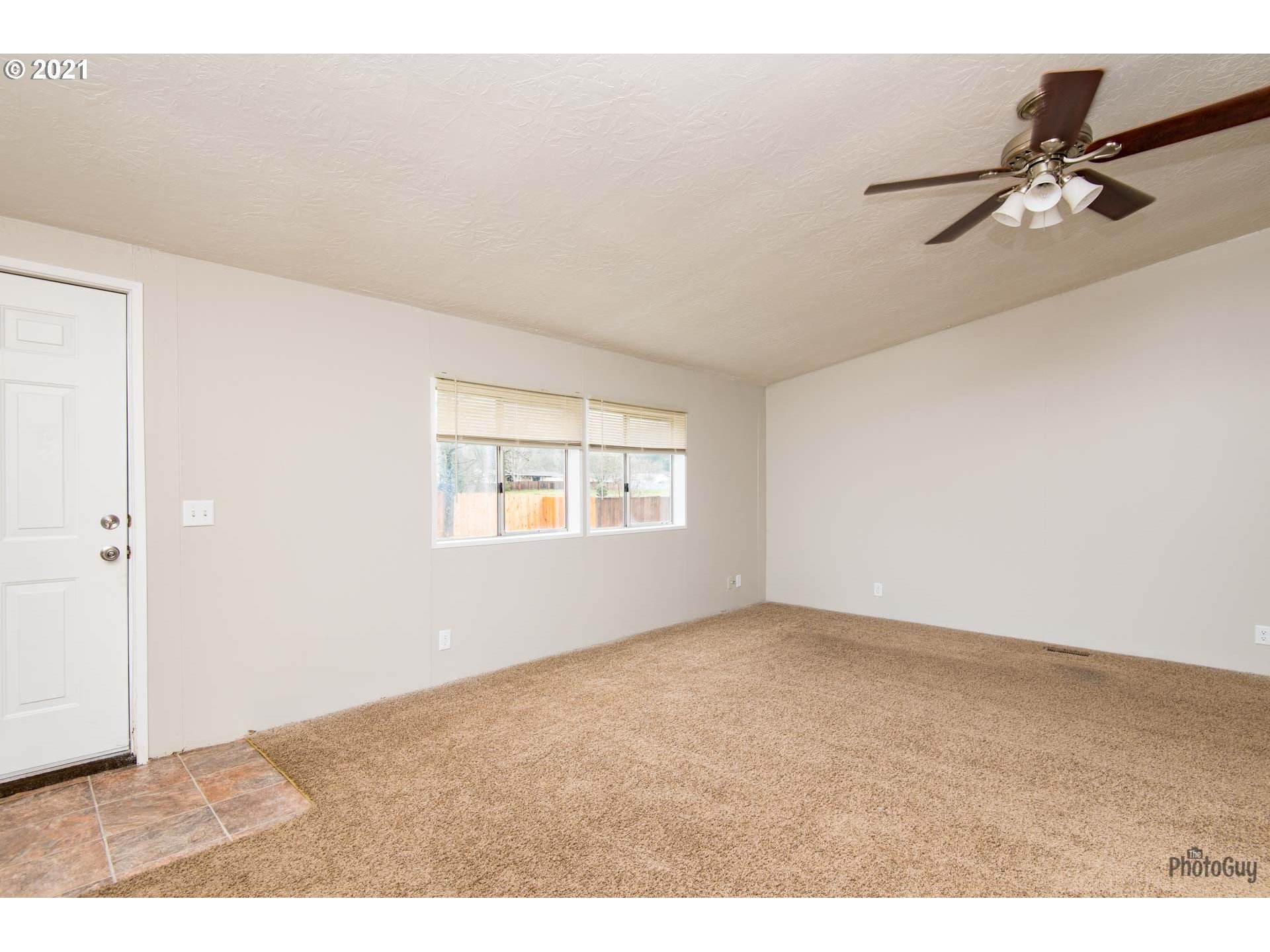 1097 South 58th Street Springfield, OR 97478 - Photo 2 of 32