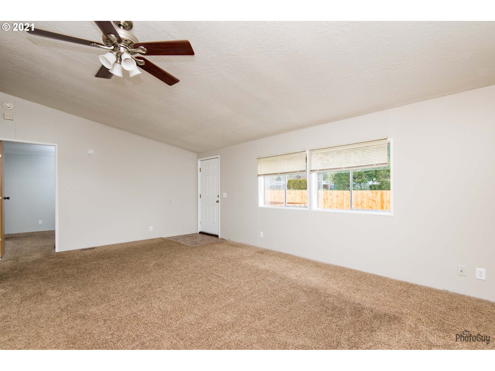 1097 South 58th Street Springfield, OR 97478 - Photo 3 of 32