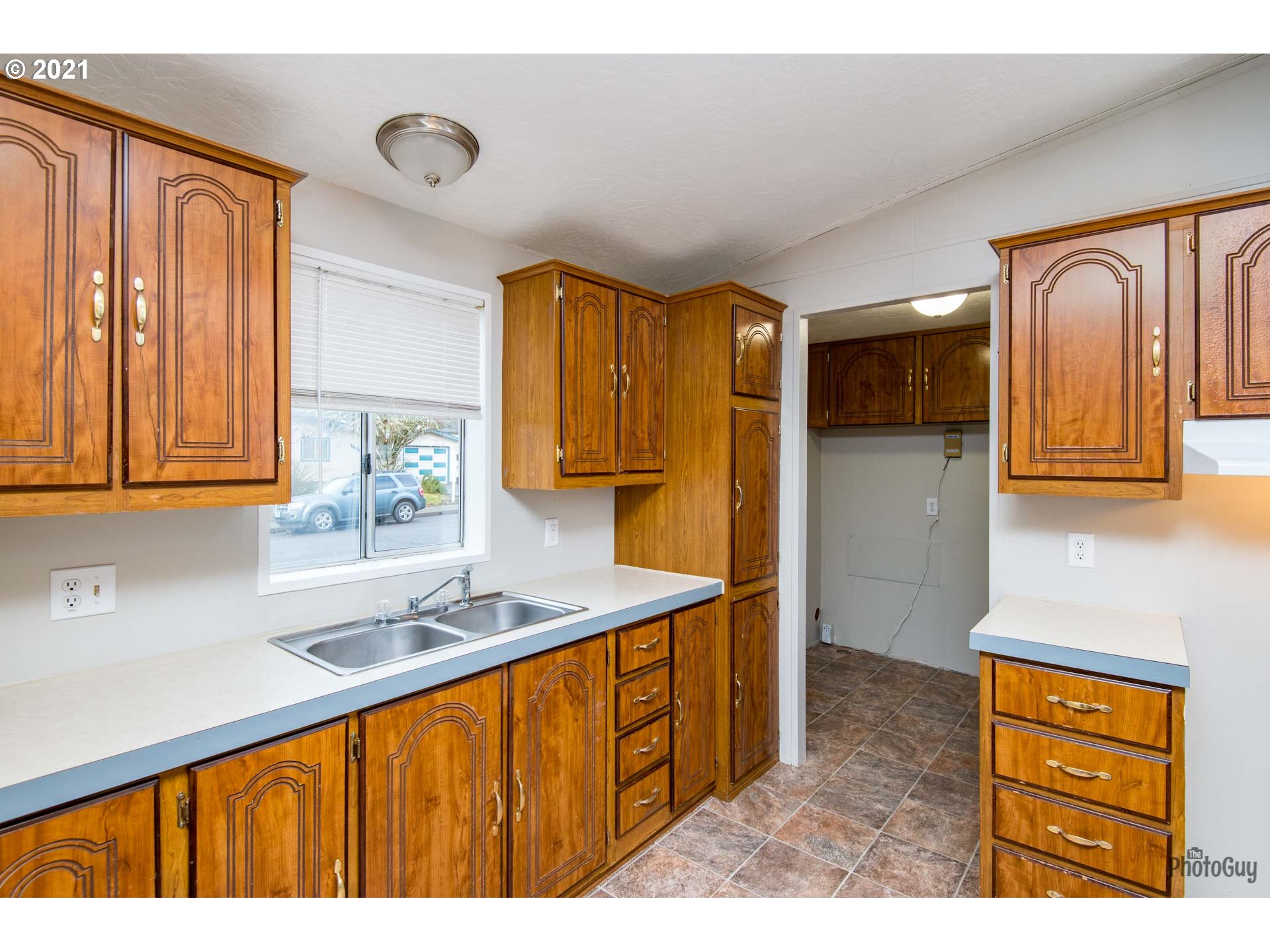 1097 South 58th Street Springfield, OR 97478 - Photo 8 of 32