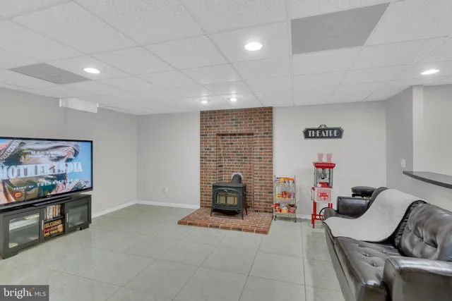 a view of yard with green space