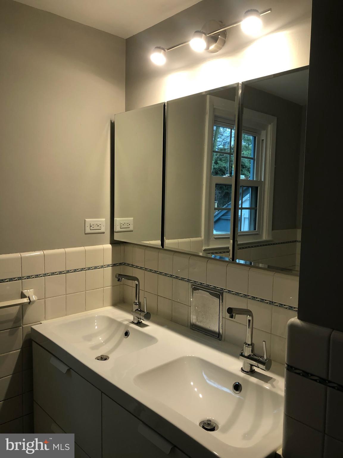 513 Ellis Road Havertown, PA 19083 - Photo 18 of 37 Main Bathroom