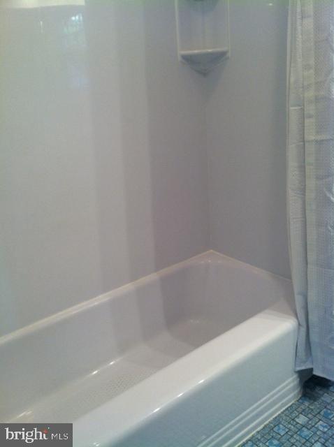 513 Ellis Road Havertown, PA 19083 - Photo 19 of 37 Main Bathroom Tub