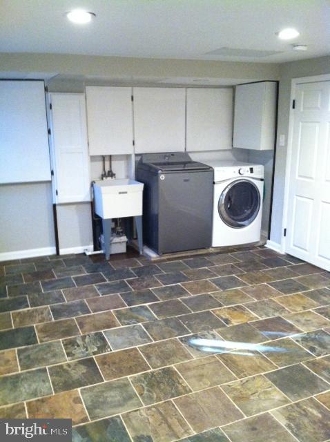 513 Ellis Road Havertown, PA 19083 - Photo 29 of 37 Washer/Dryer & Utility Sink on Lower Level