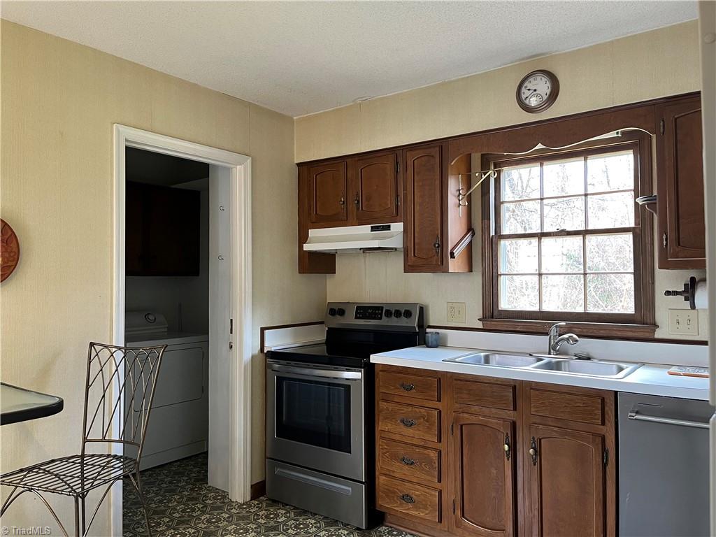 4931 Tower Road Greensboro, NC 27410 - Photo 6 of 34 Eat in Kitchen