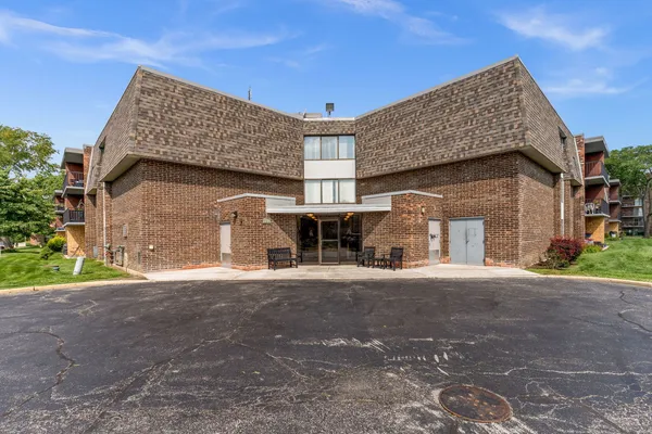 $229,000 | 924 South Lake Court, Unit 105, Westmont, IL 60559