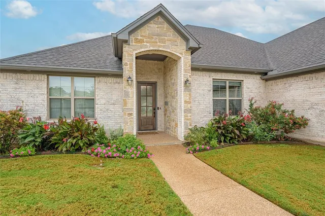 $529,000 | 828 Day Star Drive, Hewitt, TX 76643