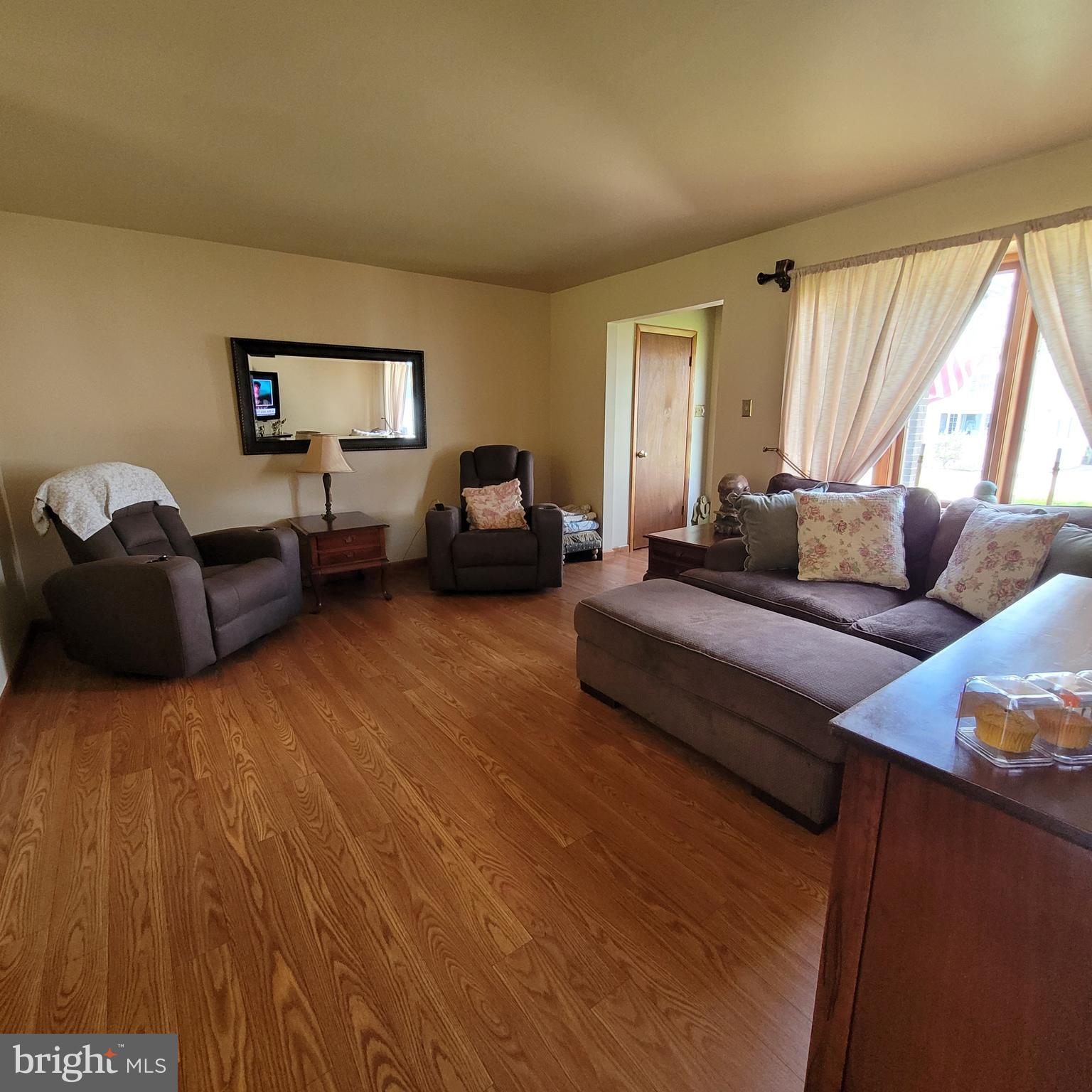 28 East Mill Road Maple Shade, NJ 08052 - Photo 7 of 42 Living room