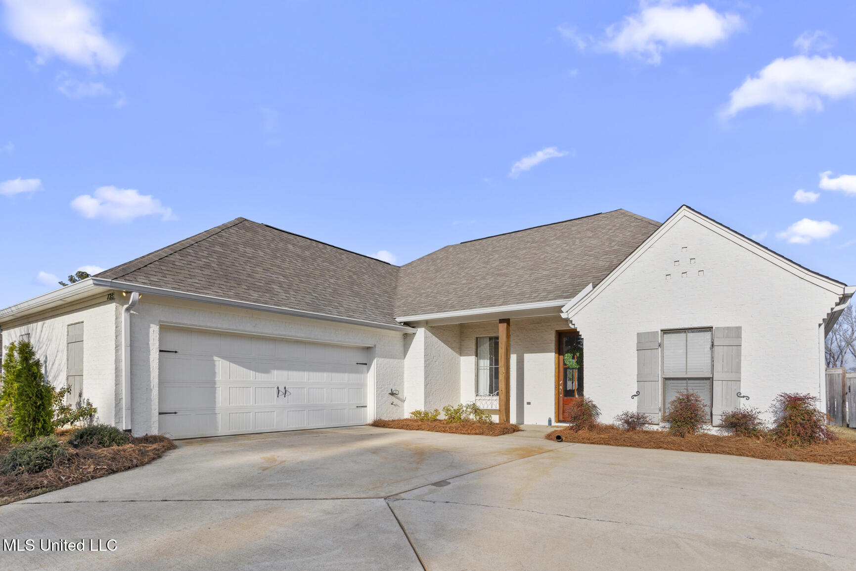 135 Hampton Ridge Madison, MS 39110 - Photo 2 of 35 Side Entry Garage w/ Extra Parking Space