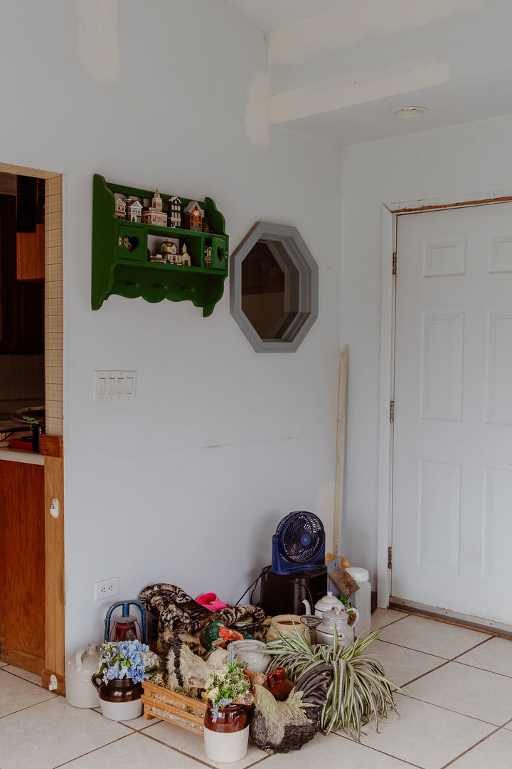 107 Arcadia Avenue Romeoville, IL 60446 - Photo 22 of 51 a room with lots of different colored cloths