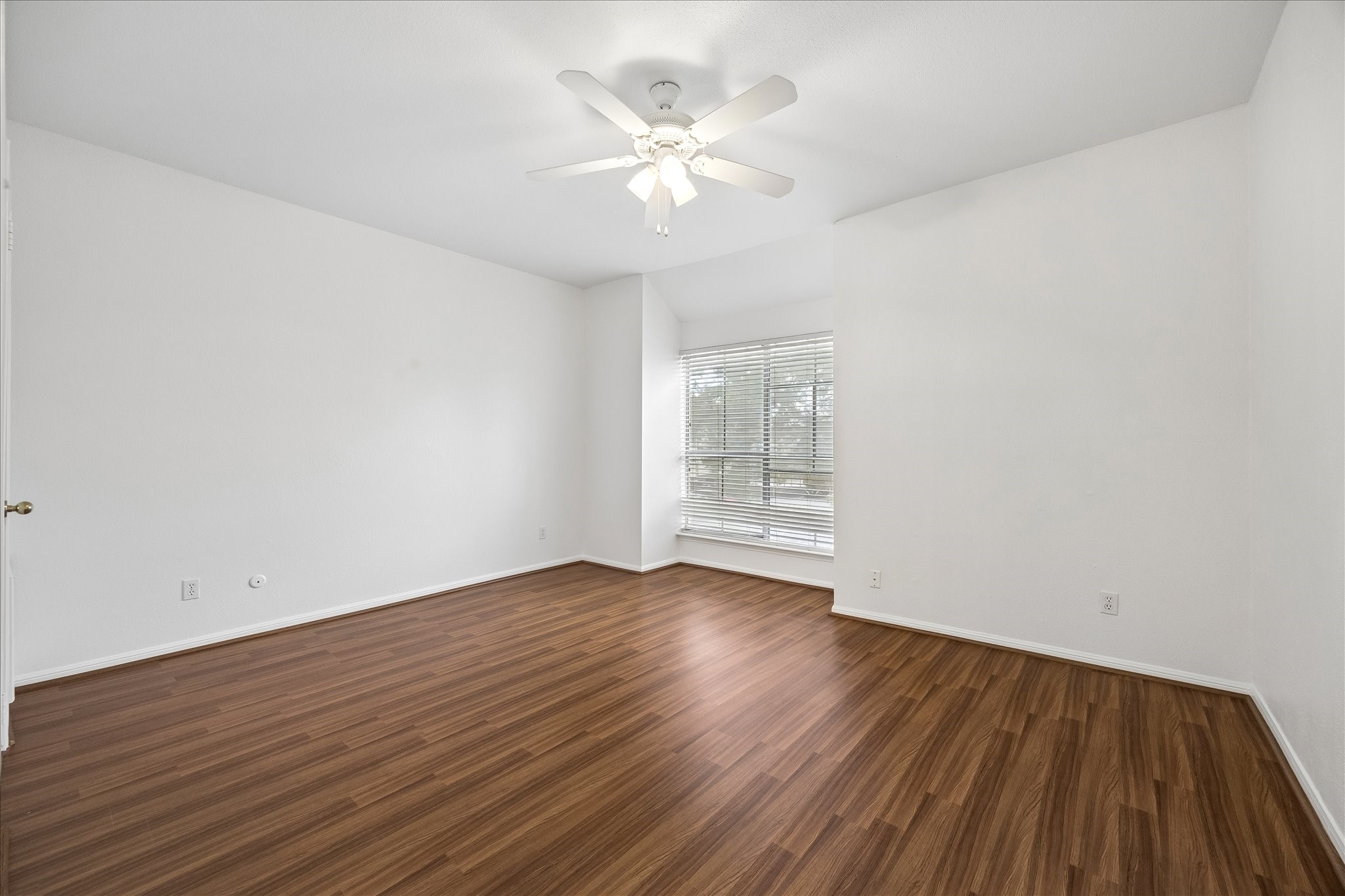 2100 Tanglewilde Street, Unit 286 Houston, TX 77063 - Photo 8 of 22 Large Bedroom is complimented with a spacious walk-in closet