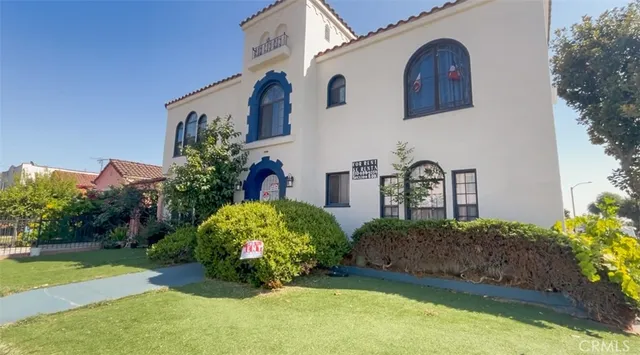 a house view with a outdoor space