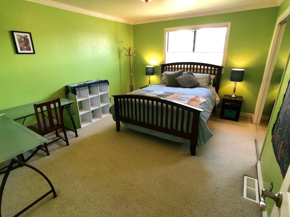 6915 Rapp Lane Talent, OR 97540 - Photo 19 of 40 Guest bedroom