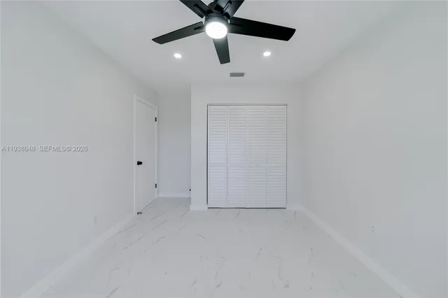 en empty room with ceiling fan
