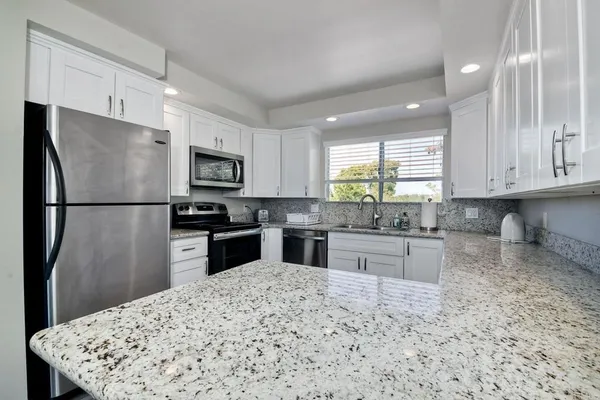 $3,950 | 6677 Paseo Del Norte, Unit B, Carlsbad, CA 92011