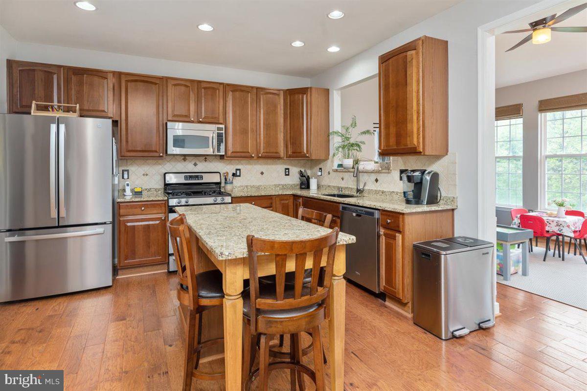 7813 Callington Way Hanover, MD 21076 - Photo 6 of 41 Large kitchen opens to morning room.