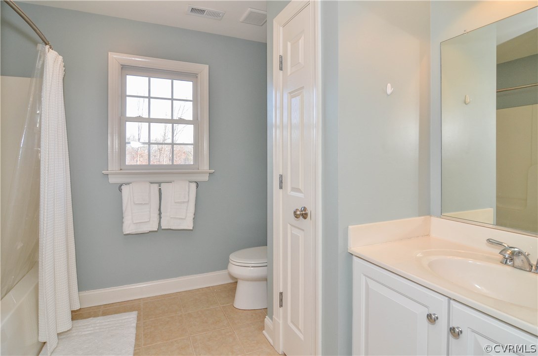 19290 Vontay Road Maidens, VA 23102 - Photo 42 of 49 Upstairs Hall Bathroom - Two separate vanities,&#x