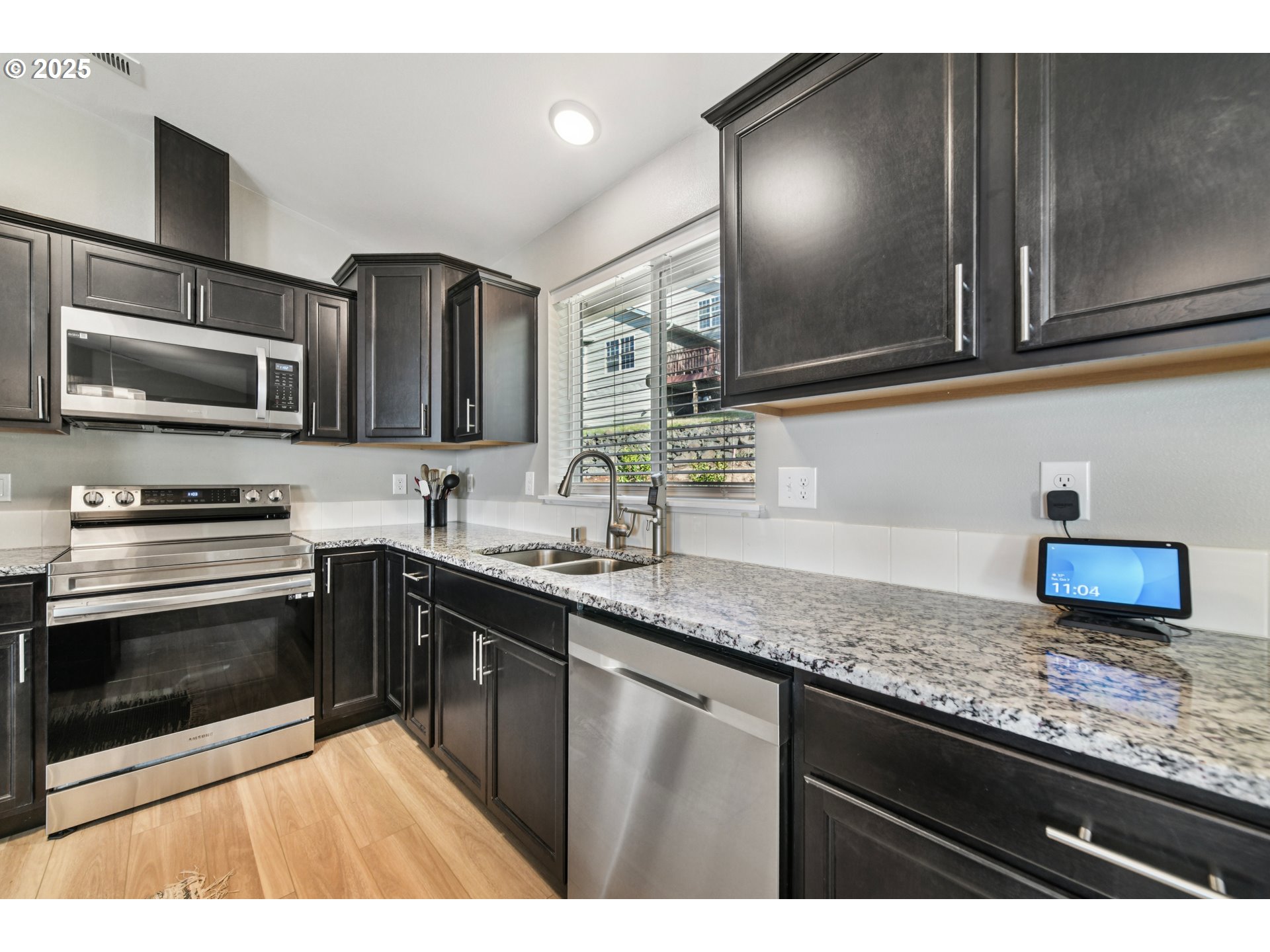9 Curtis Lane Longview, WA 98632 - Photo 15 of 37 a kitchen with stainless steel appliances granite countertop a sink stove and microwave