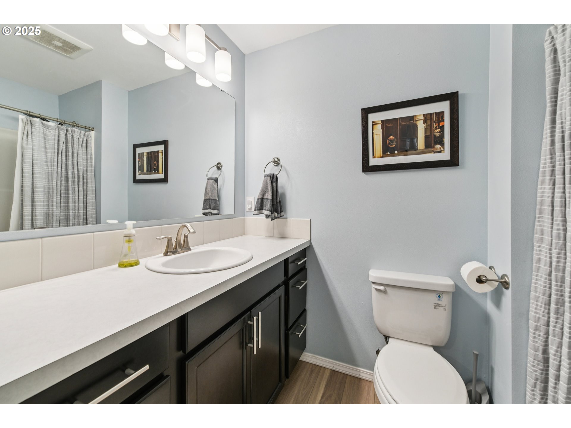 9 Curtis Lane Longview, WA 98632 - Photo 17 of 37 a bathroom with a toilet a sink and mirror